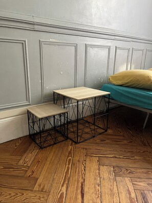 1 dormitorio, tabla de planchar con plancha, ropa de cama