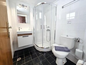 Shower, hair dryer, towels, soap - Amarandos INN (Lefkada)