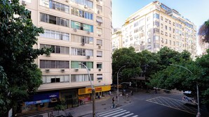 A multi-story building with a commercial ground floor, including a pharmacy and a restaurant. - 360 Copa Beach NSC By SUHCasa (Rio de Janeiro)
