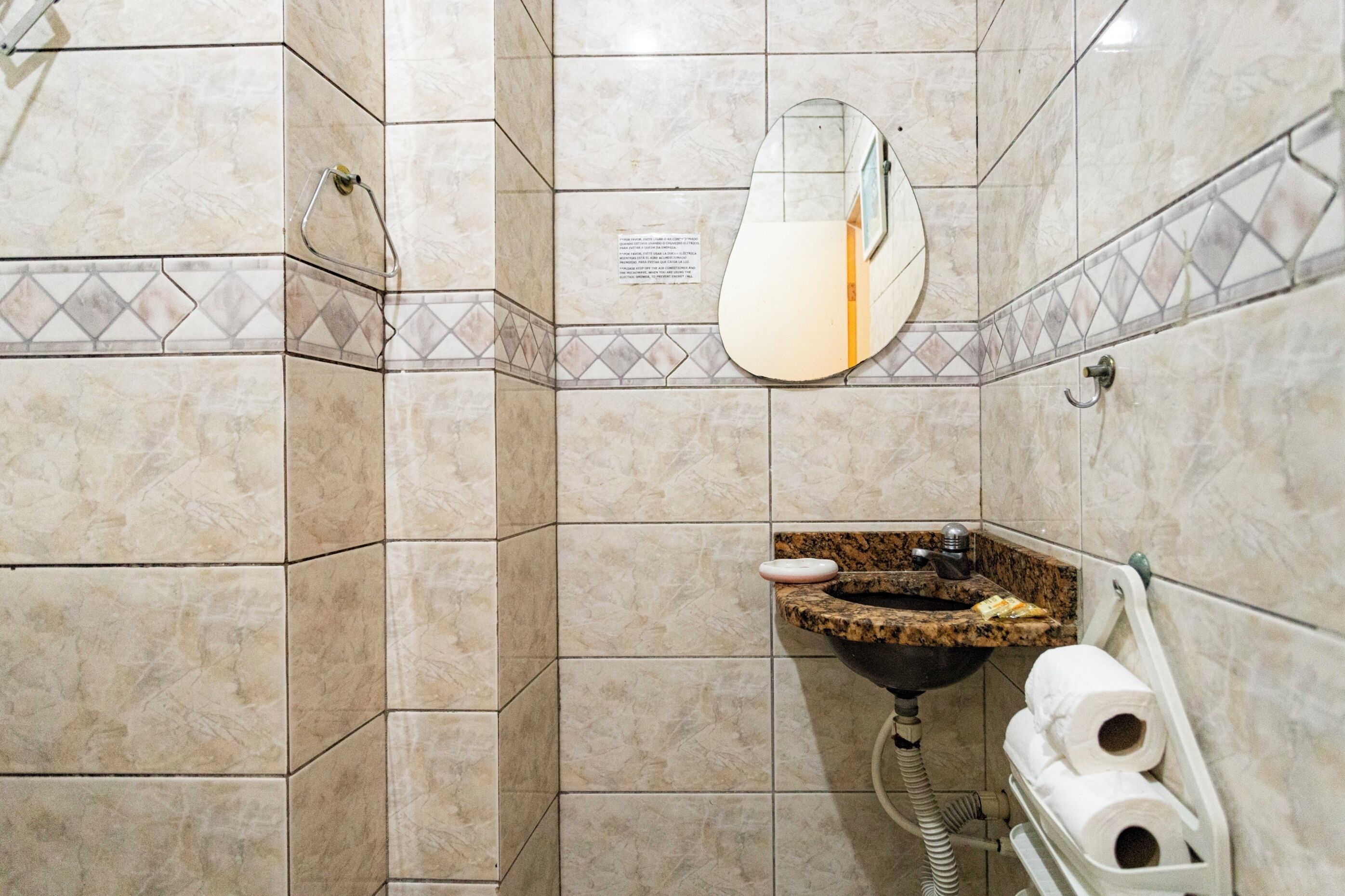 Ducha, secador de pelo, toallas, papel higiénico