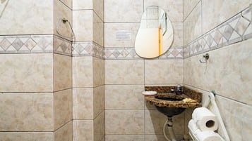 Ducha, secador de pelo, toallas, papel higiénico