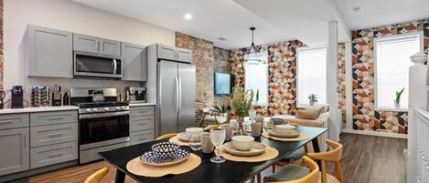 Réfrigérateur, micro-ondes, four, plaque de cuisson