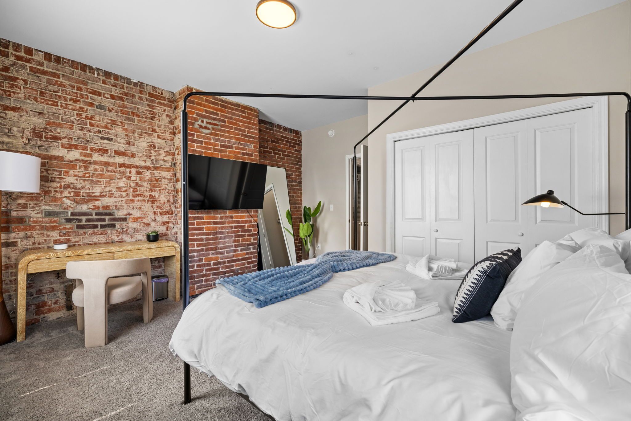 3 habitaciones, escritorio y tabla de planchar con plancha 