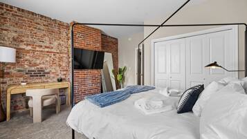 3 habitaciones, escritorio y tabla de planchar con plancha