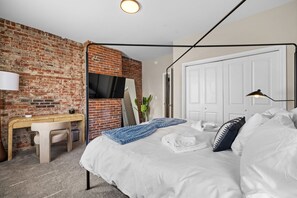 3 bedrooms, desk, iron/ironing board, travel cot