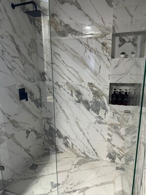 Douche, sèche-cheveux, serviettes fournies, savon