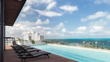 Una piscina al aire libre (de 07:00 a 23:00), tumbonas