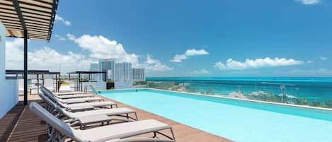 Piscine extérieure, chaises longues