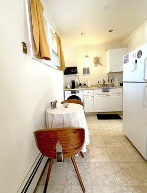 Réfrigérateur, micro-ondes, plaque de cuisson, cafetière/bouilloire