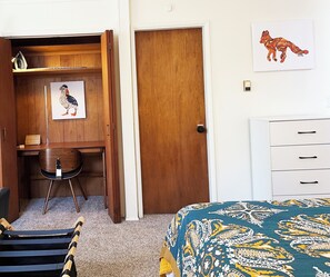 1 bedroom, desk, iron/ironing board, WiFi - AK Artist Retreat: Scenic Trails & Tourist Spots (Anchorage)