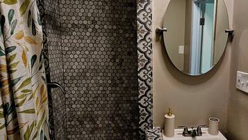 Doccia, asciugamani, sapone, carta igienica