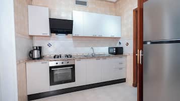 Tủ lạnh, lò vi sóng, lò nướng, dụng cụ nấu nướng/bát dĩa/dao nĩa
