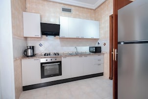 Refrigerador, microondas, horno, utensilios de cocina