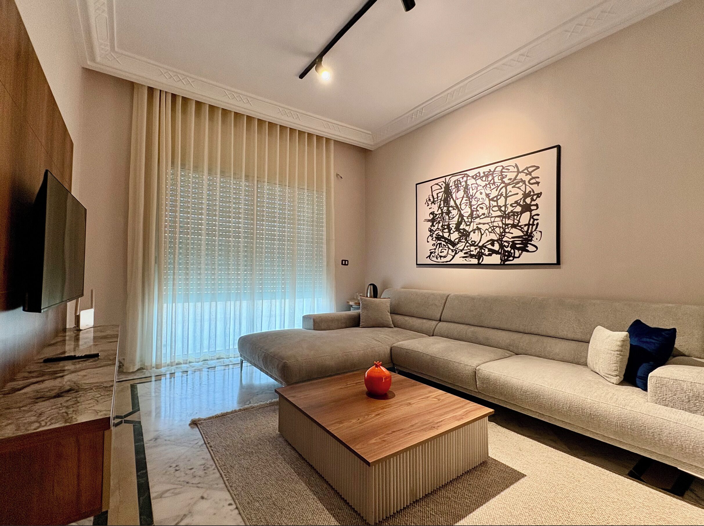 Apartemen, pemandangan danau | Ruang keluarga | Televisi LED 81-cm dengan saluran TV satelit