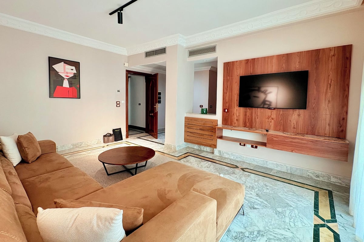 Appartement | Woonruimte | Een 81-cm ledtelevisie met satellietzenders