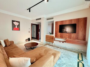 Apartment | Wohnbereich | 81-cm-LED-Fernseher mit Satellitenempfang