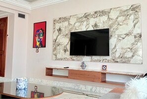 Apartemen Keluarga | Ruang keluarga | Televisi LED 81-cm dengan saluran TV satelit