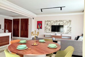 Apartemen Keluarga | Area keluarga | Televisi LED 81-cm dengan saluran TV satelit