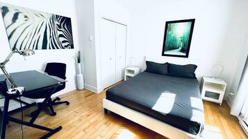 2 habitaciones, escritorio y tabla de planchar con plancha