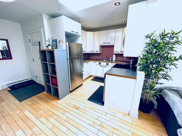 Fridge, microwave, oven, stovetop - Homa 1 | A haven of light | WiFi | Workdesk | AC (Montréal)