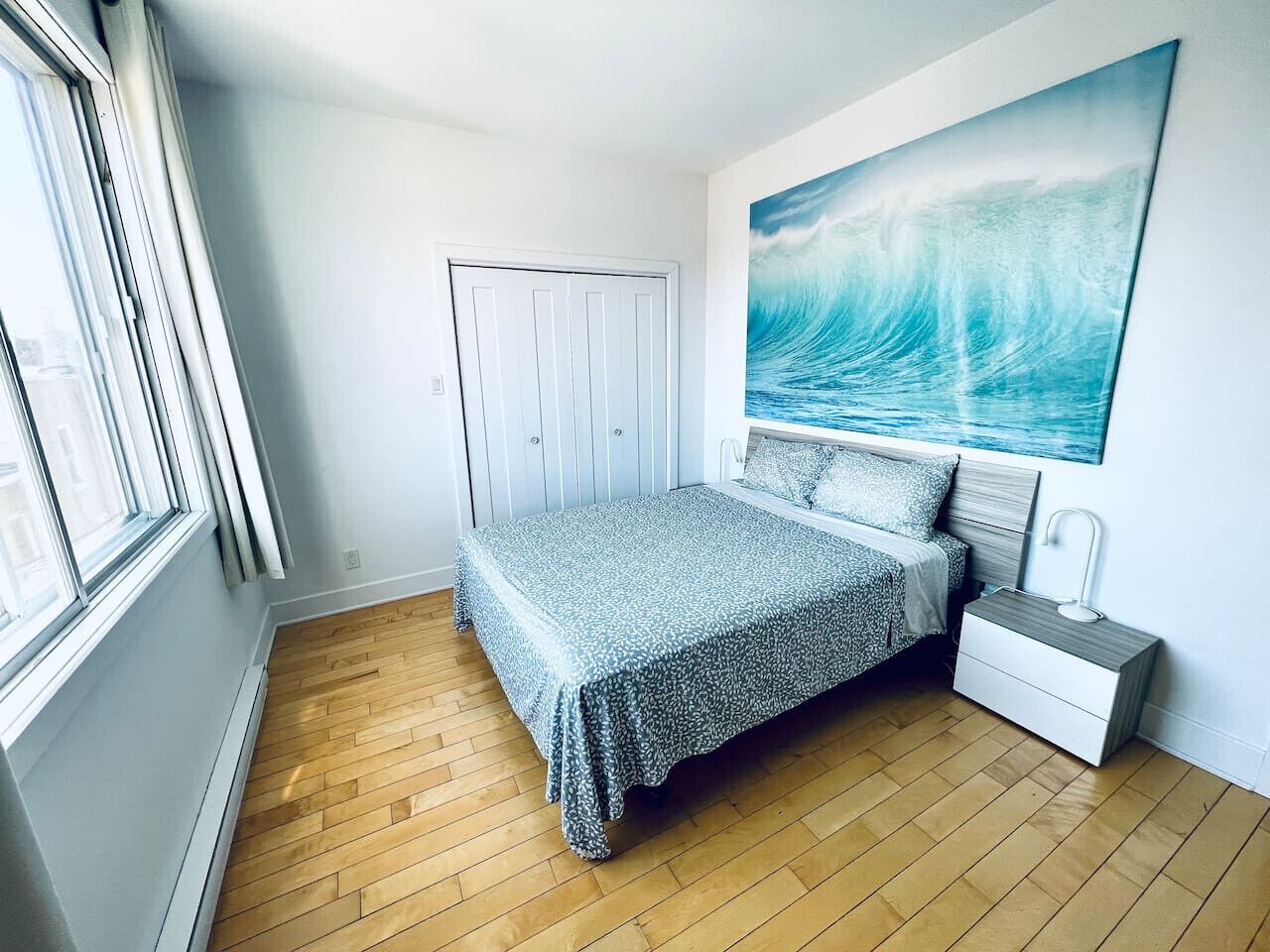 2 chambres, bureau, fer et planche à repasser, lit de bébé portatif