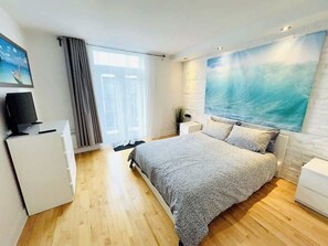 2 camere, una scrivania, ferro/asse da stiro, culla da viaggio