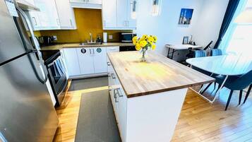 Réfrigérateur, micro-ondes, four, plaque de cuisson