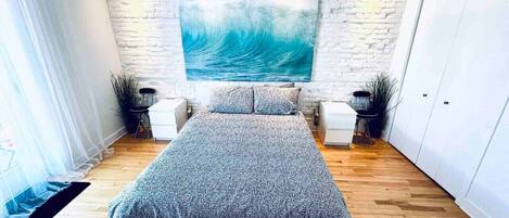 2 sovrum, skrivbord, strykjärn/strykbräda och resesäng