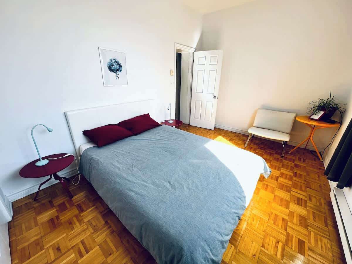 2 bedrooms, desk, iron/ironing board, travel cot