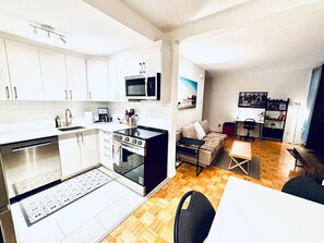 Réfrigérateur, four à micro-ondes, un four, surface de cuisson