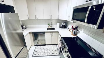 Réfrigérateur, micro-ondes, four, plaque de cuisson