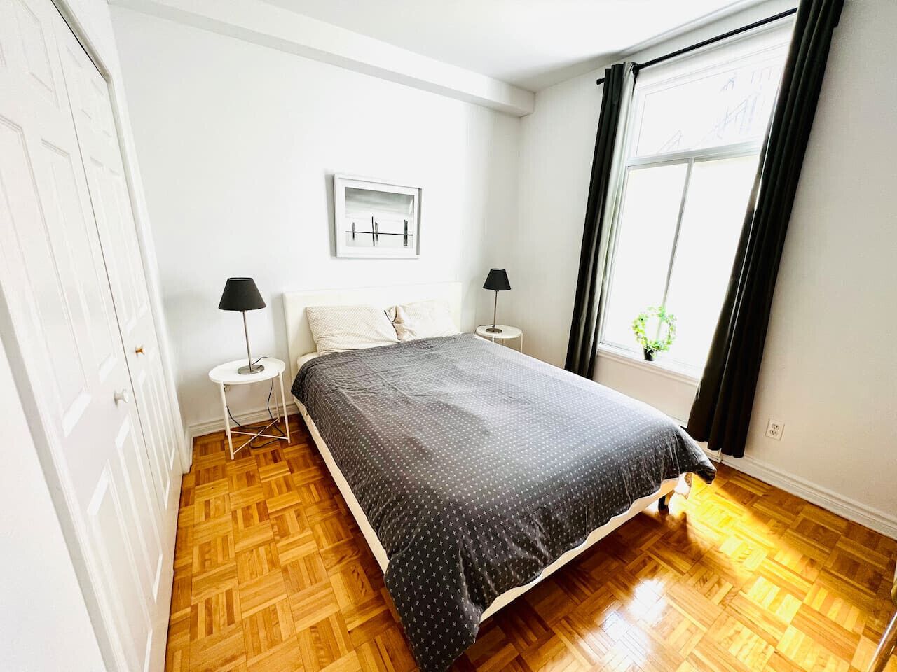 2 chambres, bureau, fer et planche à repasser, lit parapluie