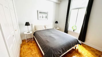 2 chambres, bureau, fer et planche Ă repasser, lit parapluie