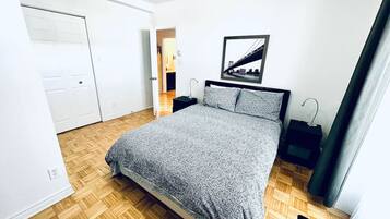 2 quartos, escrivaninha, ferros/tábuas de passar roupa, berço de viagem