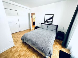 2 chambres, bureau, fer et planche à repasser, lit parapluie