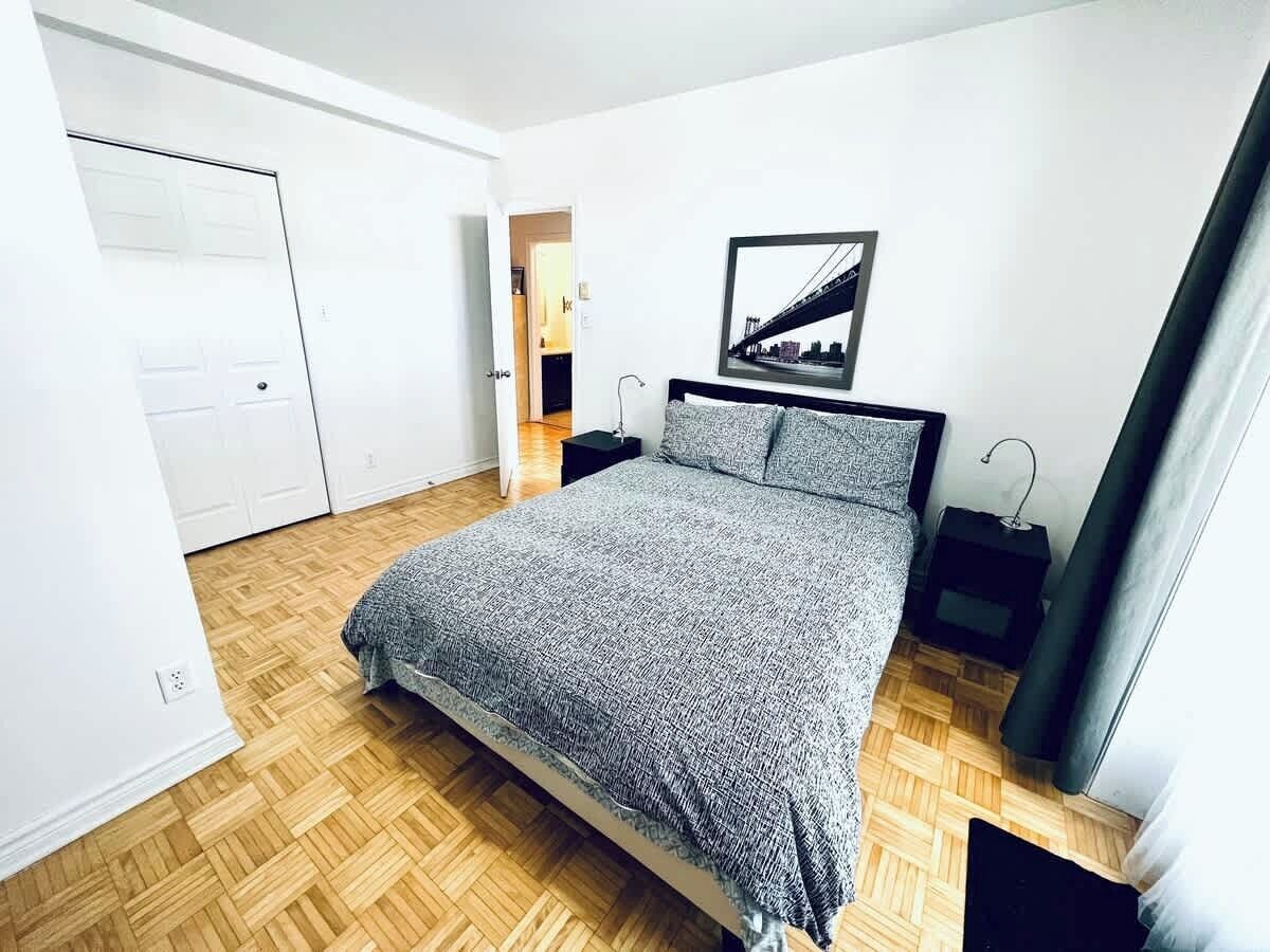 2 quartos, ferros/tábuas de passar roupa, berço de viagem