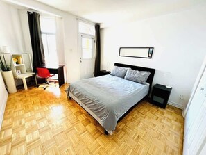 2 makuuhuonetta, työpöytä, silitysrauta/-lauta, vauvan matkasänky