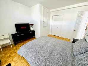 2 Schlafzimmer, Schreibtisch, Bügeleisen/Bügelbrett, Reisekinderbett