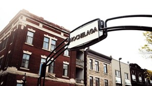 Un edificio con un cartel que dice 'HOCHELAGA'.