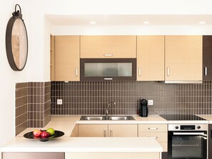 Réfrigérateur, four, plaque de cuisson, cafetière/bouilloire