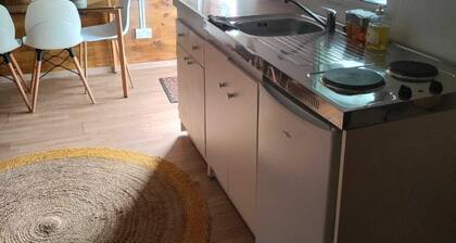 Charming 1-bedroom cottage in amazing Portsmouth with WiFi, AC