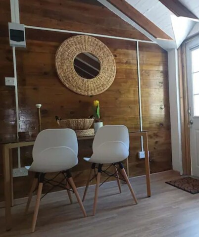 Charming 1-bedroom cottage in amazing Portsmouth with WiFi, AC