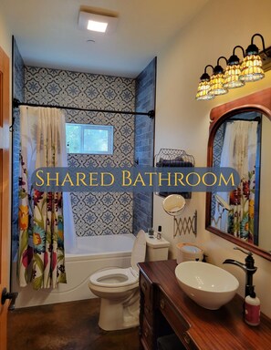 Kostenlose Toilettenartikel, Haartrockner, Handtücher, Seife