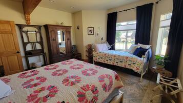 Chambre Triple, plusieurs lits, non-fumeurs, vue jardin | Wi-Fi gratuit