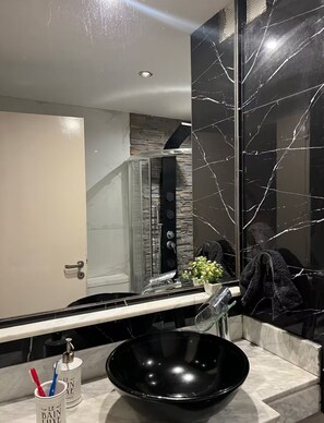 Sèche-cheveux, serviettes fournies, papier toilette