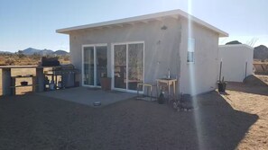 Outdoor dining - Tiny home in Joshua Tree Forest (Yucca)