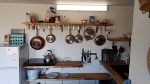 冷蔵庫、コンロ、コーヒー / ティーメーカー、電気ポット