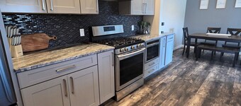 3-bedroom townhome walking distance to Highschool and Lions Park