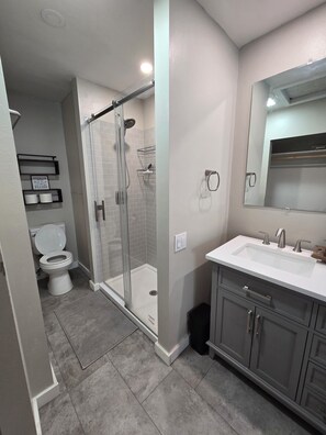 Sèche-cheveux, serviettes fournies, papier toilette