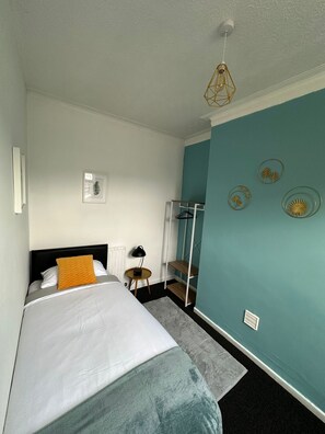 3 habitaciones, tabla de planchar con plancha, wifi y ropa de cama 